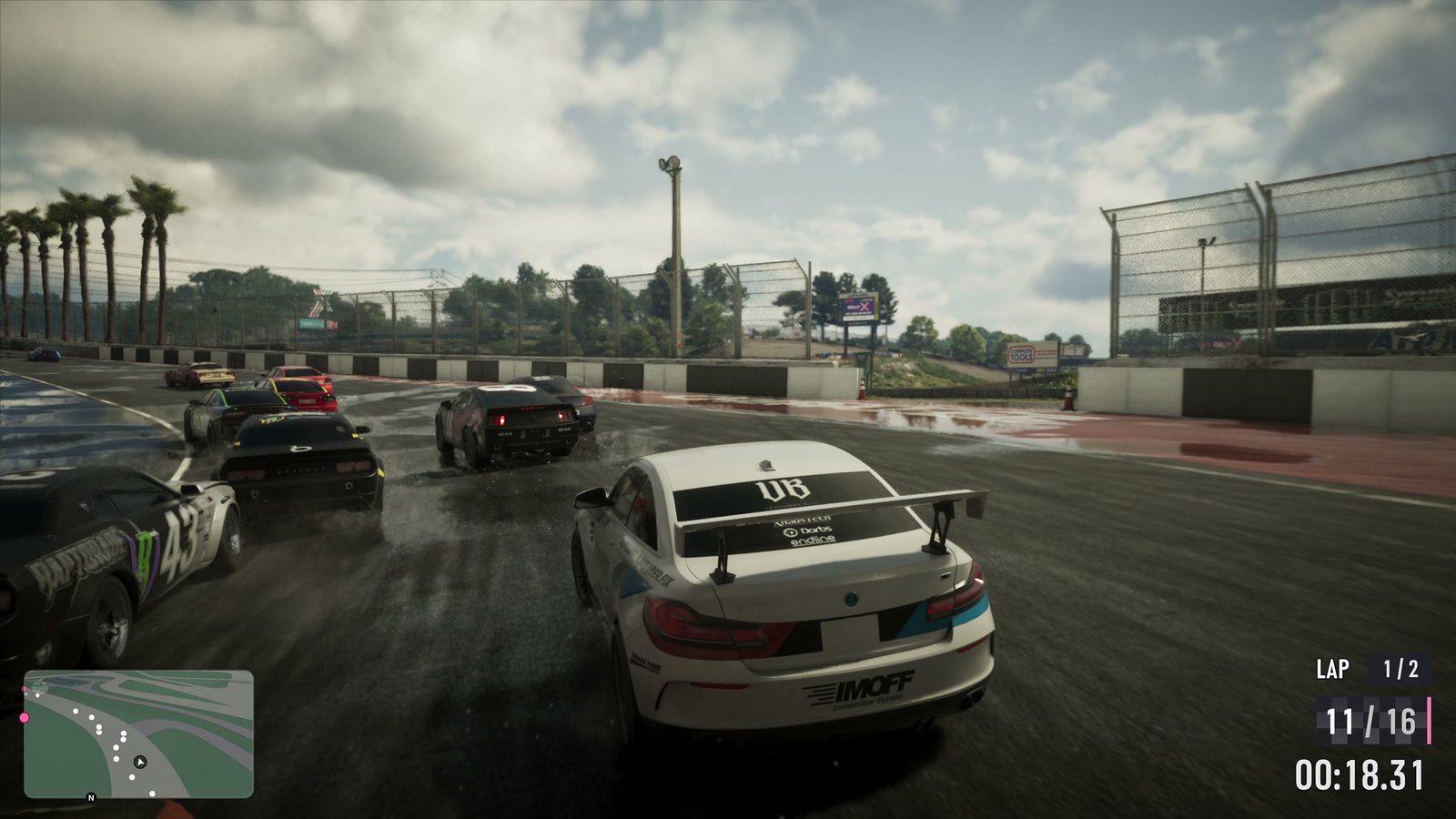 Een witte auto op een natte baan tijdens een circuitrace in de officiële GTA 6 Extended Look