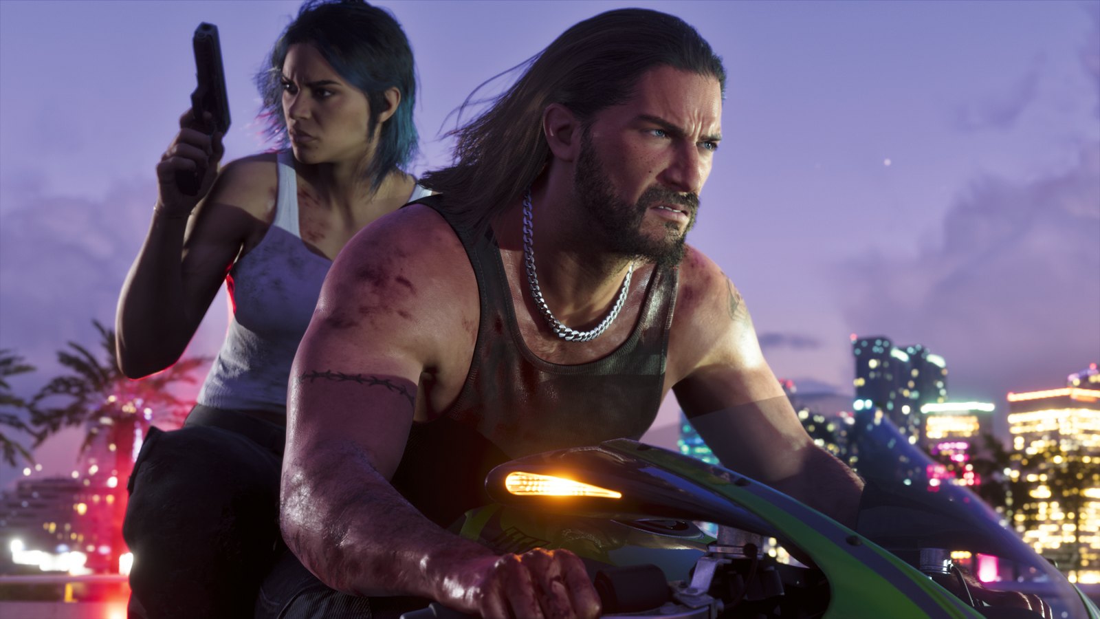 Długowłosy Jason ucieka na zielonym motocyklu z uzbrojoną Lucią za plecami, Vice City o zmierzchu w GTA 6