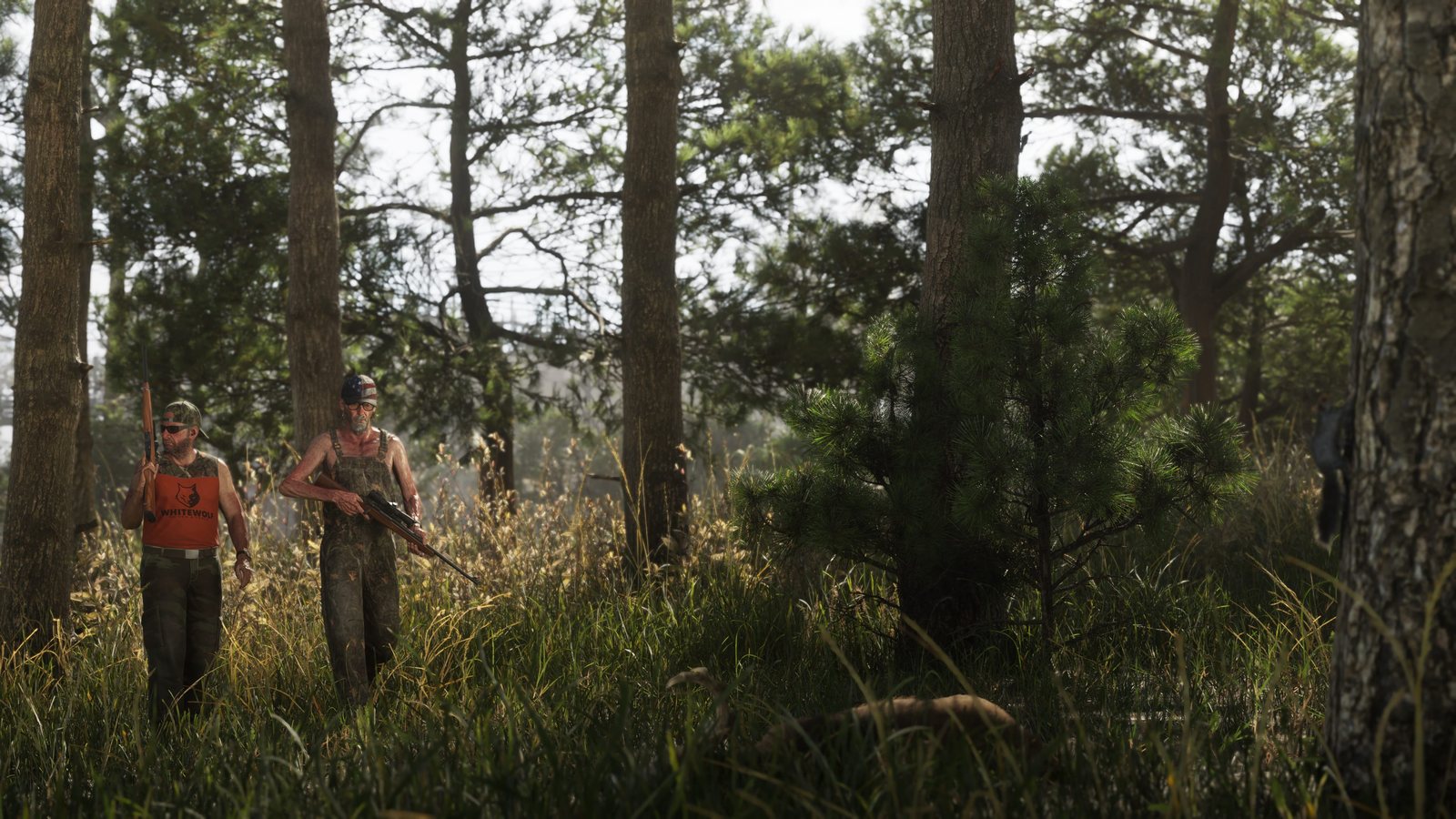 Zwei bewaffnete Jäger, einer davon in oranger Weste, gehen in GTA 6 durch einen Kiefernwald in Mount Kalaga